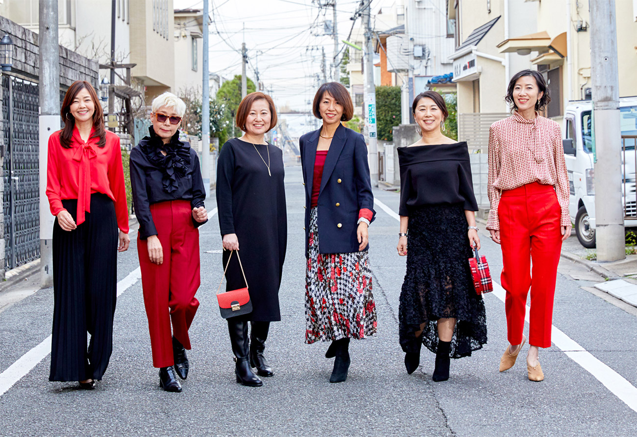 赤のアクセントカラーで統一している窪田千紘 with PHOTOSTYLING JAPAN6名の全身写真
