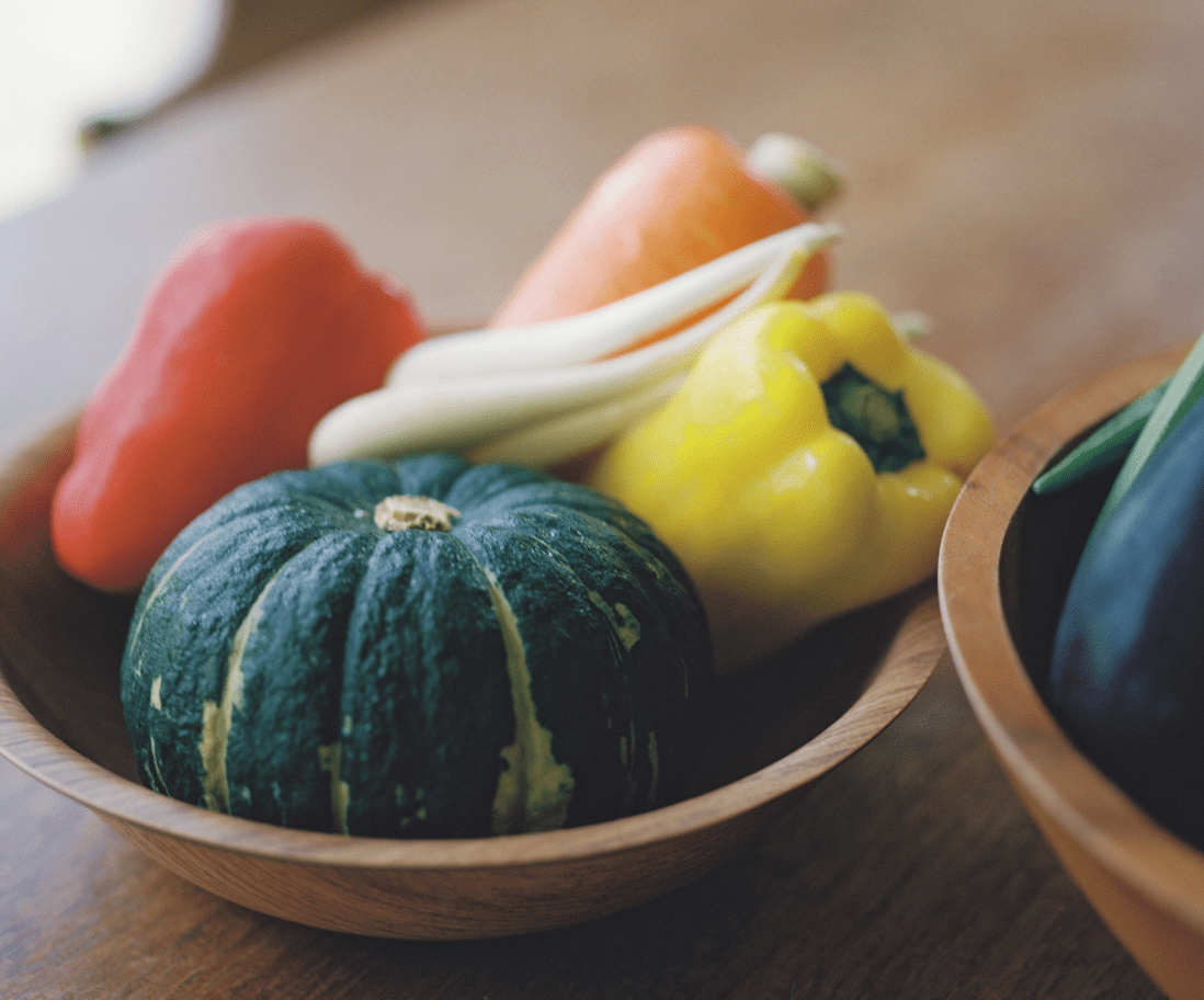色鮮やかな複数のお野菜が器に置かれている。