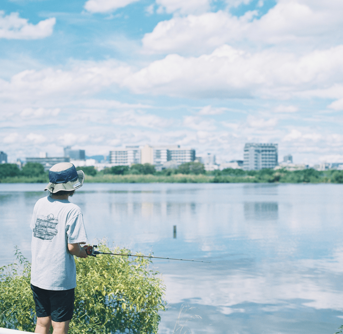 男性が釣りを楽しんでいる様子。