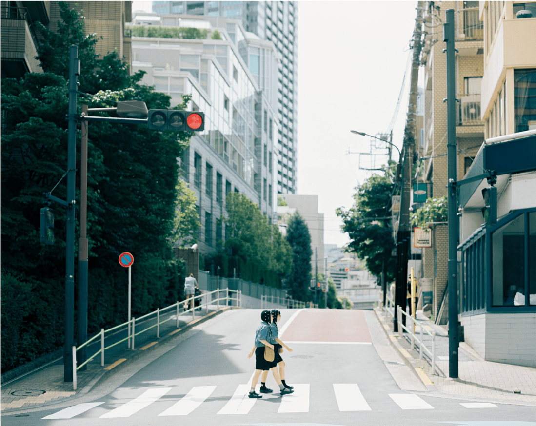 横断歩道を歩く女の子2人。