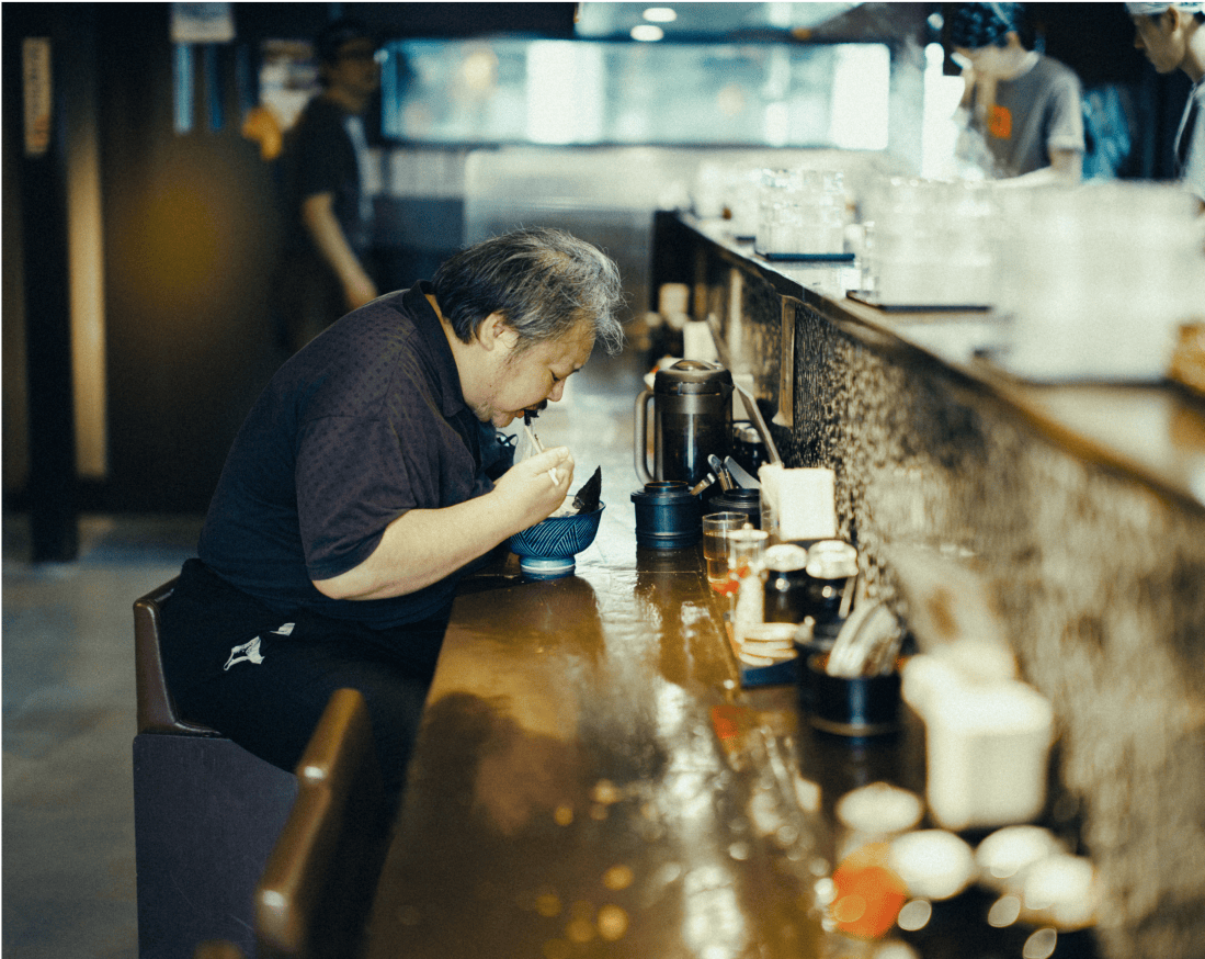 ラーメンをすする男性。