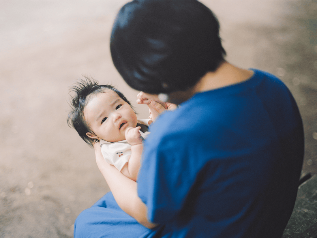 母親に抱えられている子供。