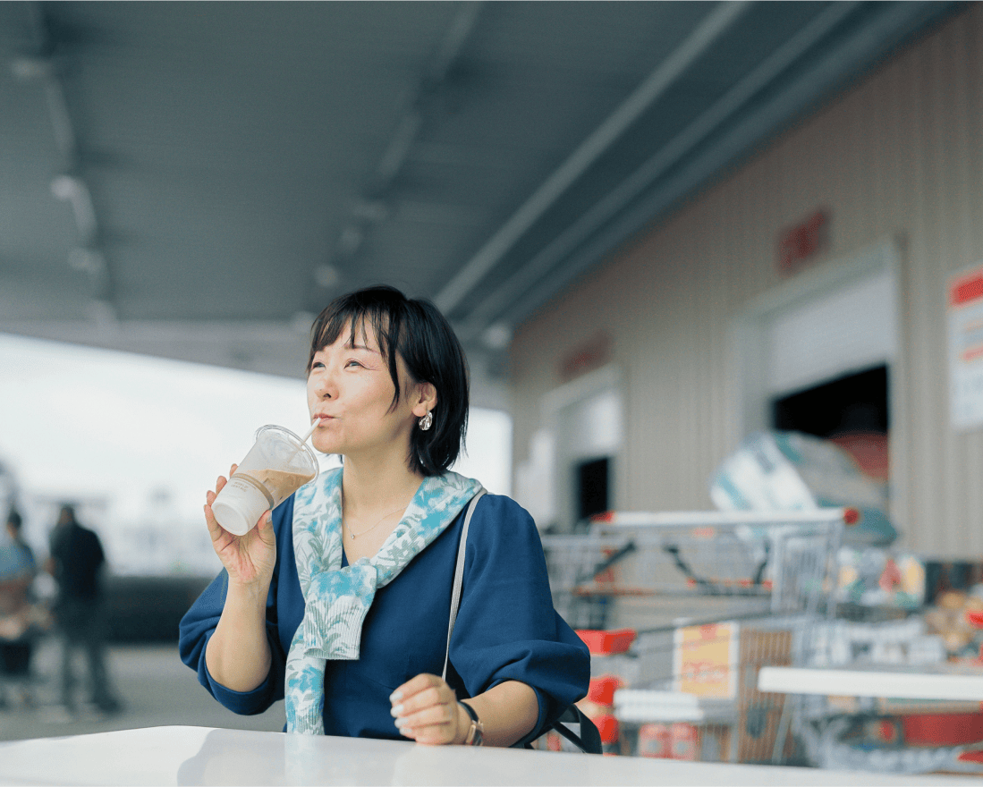 ドリンクを飲んでいる女性。