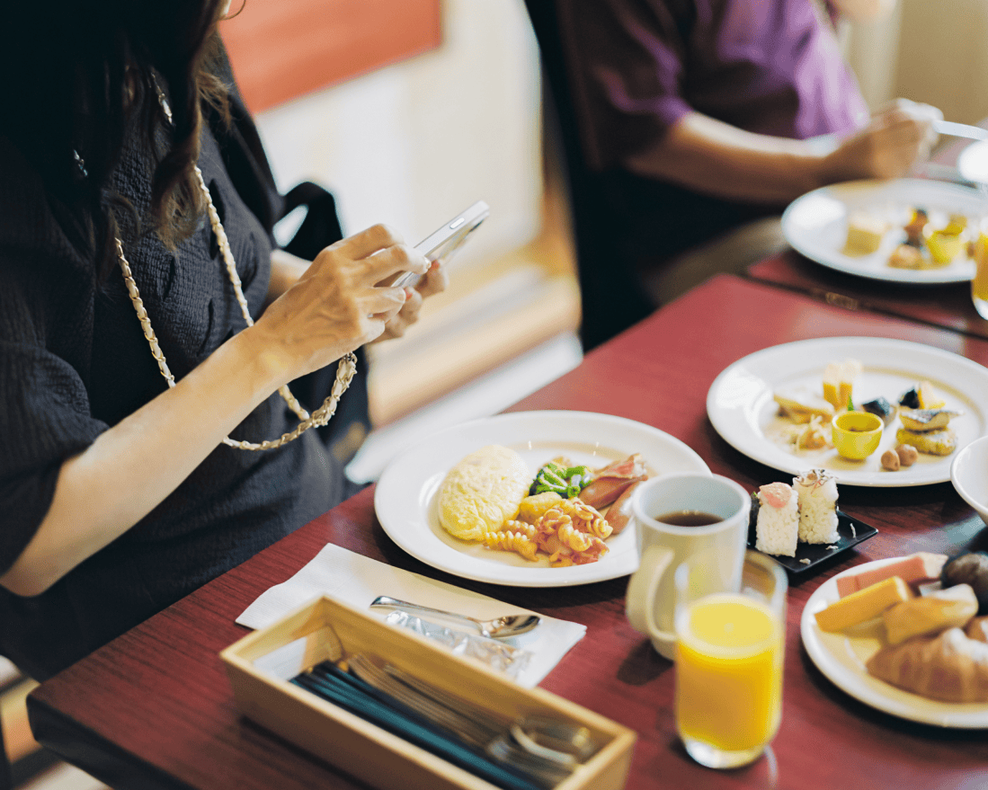 テーブルに並べられた美味しそうな様々は朝食。