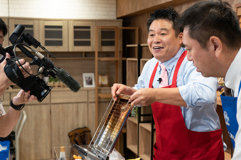 【写真】一部がピカピカになっている魚焼きグリルをカメラに見せるレジェンド松下さん