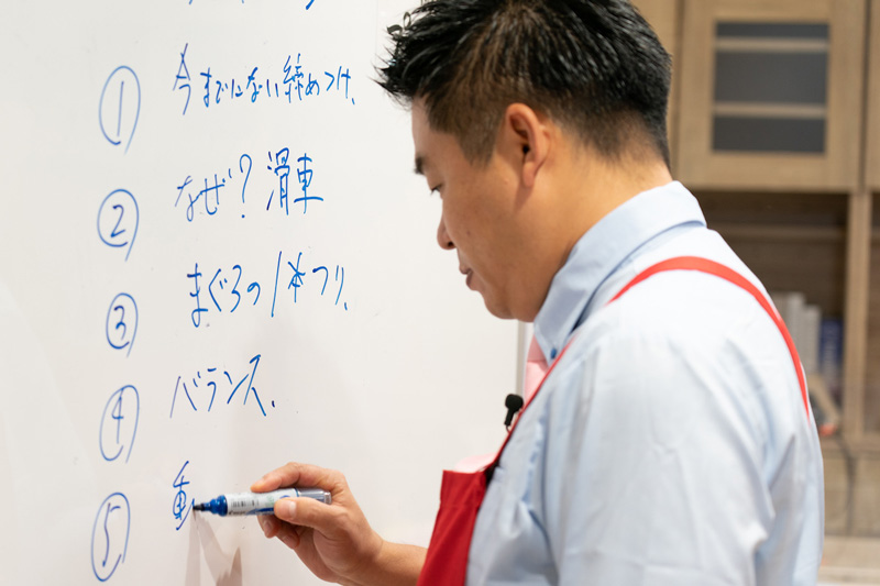 【写真】ホワイトボードに単語を書き出すレジェンド松下さん