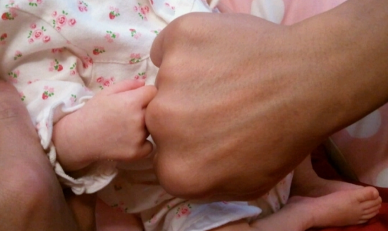 【写真】お子さんと魔裟斗さんの拳の写真